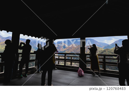 宝珠山立石寺山寺の舞台造りの五大堂 120768483