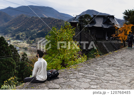 宝珠山立石寺山寺の石の参道での瞑想 120768485