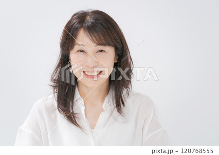 ミドル女性のビューティーイメージ 120768555