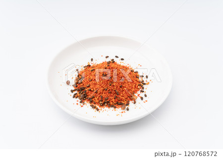 お皿に入った七味唐辛子 お皿に入った七味唐辛子 120768572