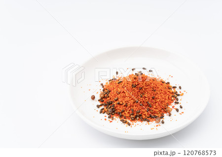 お皿に入った七味唐辛子 120768573