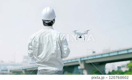 点検・ドローン（人物は実写） 120768602
