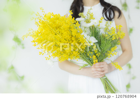 ミモザの花束を持つ若い女性 ミモザの花束を持つ若い女性 120768904