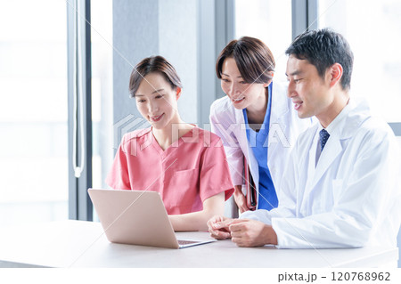 パソコンを使う医師、看護師 パソコンを使う医師、看護師 120768962
