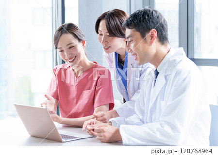 パソコンを使う医師、看護師 120768964