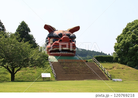 茨城県石岡市の常陸風土記の丘にある日本一の獅子頭 120769218