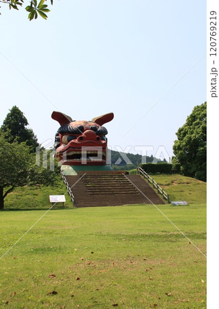茨城県石岡市の常陸風土記の丘にある日本一の獅子頭 120769219