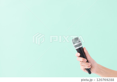 マイクを握る男性の手 (写真素材) マイクを握る男性の手 (写真素材) 120769288