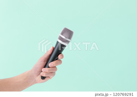 マイクを握る男性の手　(写真素材) 120769291