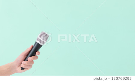 マイクを握る男性の手　(写真素材) 120769293