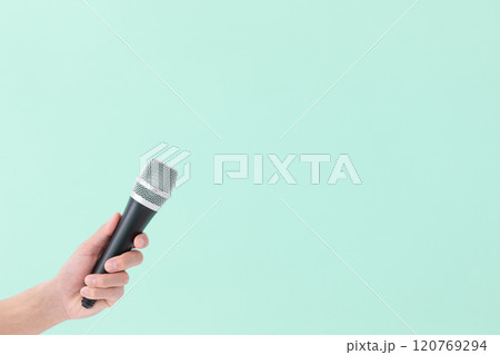 マイクを握る男性の手 (写真素材) マイクを握る男性の手 (写真素材) 120769294