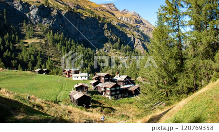 フーリからツェルマットへのトレッキングの風景　スイス　ツェルマット 120769358