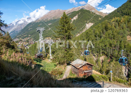 フーリからツェルマットへのトレッキングの風景 スイス ツェルマット フーリからツェルマットへのトレッキングの風景 スイス ツェルマット 120769363