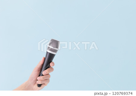 マイクを握る男性の手　(写真素材) 120769374