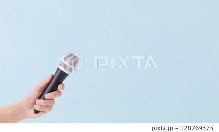 マイクを握る男性の手　(写真素材) 120769375