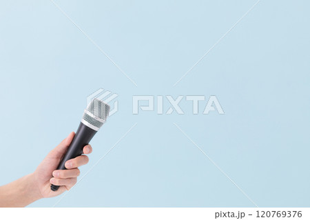 マイクを握る男性の手　(写真素材) 120769376