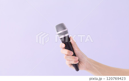 マイクを握る男性の手　(写真素材) 120769423