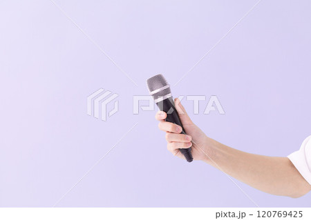マイクを握る男性の手 (写真素材) マイクを握る男性の手 (写真素材) 120769425