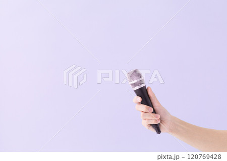 マイクを握る男性の手 (写真素材) マイクを握る男性の手 (写真素材) 120769428