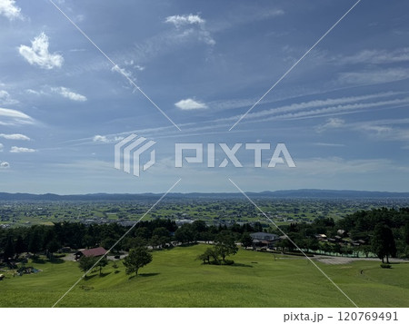 丘の上からの夏の緑の眺め(閑乗寺公園 ※富山県 南砺市) 丘の上からの夏の緑の眺め(閑乗寺公園 ※富山県 南砺市) 120769491