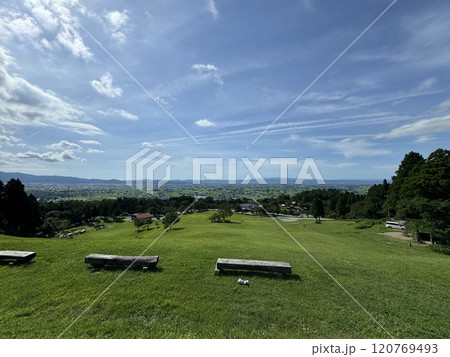丘の上からの夏の緑の眺め(閑乗寺公園 ※富山県 南砺市) 丘の上からの夏の緑の眺め(閑乗寺公園 ※富山県 南砺市) 120769493
