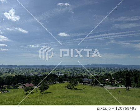 丘の上からの夏の緑の眺め(閑乗寺公園 ※富山県 南砺市) 丘の上からの夏の緑の眺め(閑乗寺公園 ※富山県 南砺市) 120769495