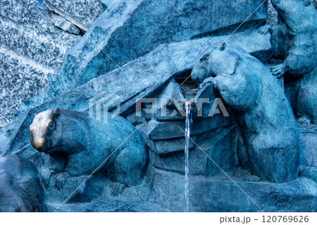 ツェルマット村の風景　マーモット小噴水　　スイス　ツェルマット 120769626