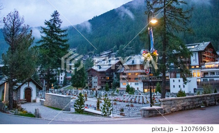 ツェルマット村の風景　墓地　　スイス　ツェルマット 120769630