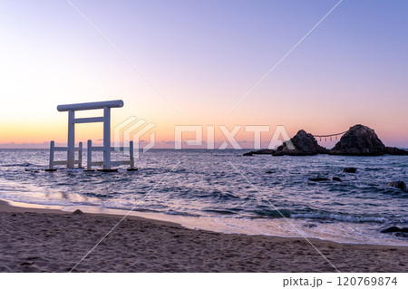 福岡県糸島市 夕方の桜井二見ヶ浦の夫婦岩と白い鳥居 福岡県糸島市 夕方の桜井二見ヶ浦の夫婦岩と白い鳥居 120769874