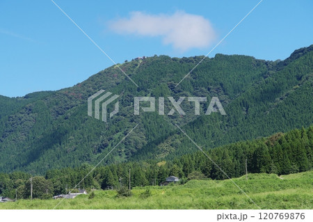 ふもとから眺める獅子吼高原　石川県白山市 120769876