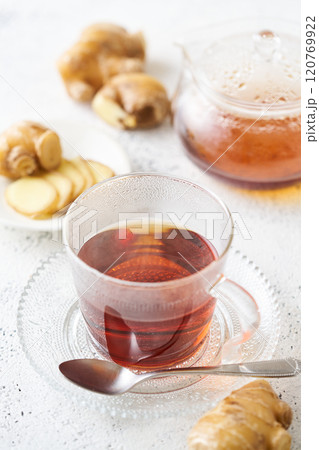 グラスのカップに注いだ生姜紅茶 120769922