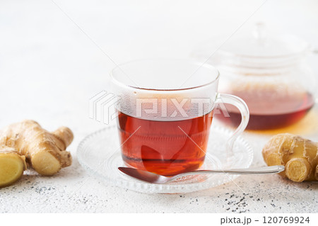 グラスのカップに注いだ生姜紅茶 120769924