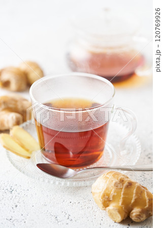 グラスのカップに注いだ生姜紅茶 120769926