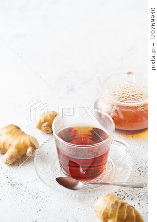 グラスのカップに注いだ生姜紅茶 120769930