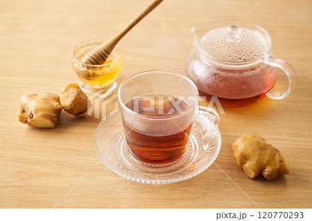 グラスのカップに注いだはちみつ生姜紅茶 グラスのカップに注いだはちみつ生姜紅茶 120770293