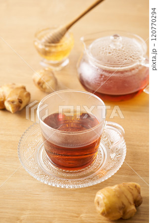 グラスのカップに注いだはちみつ生姜紅茶 120770294