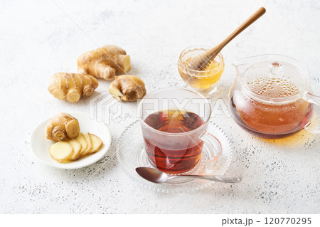 グラスのカップに注いだはちみつ生姜紅茶 120770295