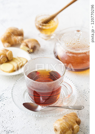 グラスのカップに注いだはちみつ生姜紅茶 120770296