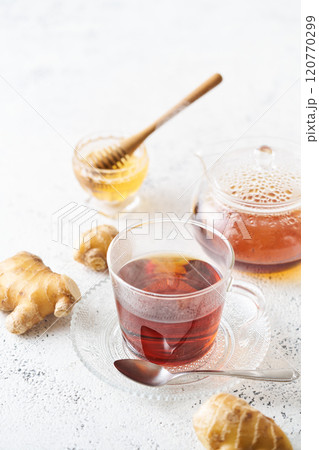 グラスのカップに注いだはちみつ生姜紅茶 120770299