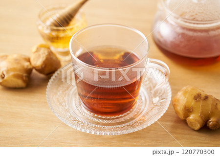 グラスのカップに注いだはちみつ生姜紅茶 120770300