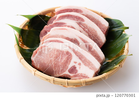 とんかつ用の厚切りの豚ロース肉 120770301