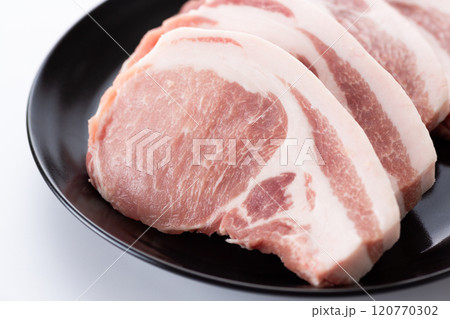 とんかつ用の厚切りの豚ロース肉 とんかつ用の厚切りの豚ロース肉 120770302