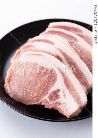 とんかつ用の厚切りの豚ロース肉 とんかつ用の厚切りの豚ロース肉 120770443