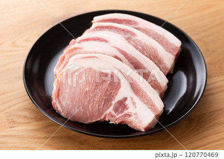 とんかつ用の厚切りの豚ロース肉 120770469