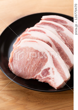 とんかつ用の厚切りの豚ロース肉 120770470