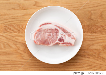 とんかつ用の厚切りの豚ロース肉 120770472