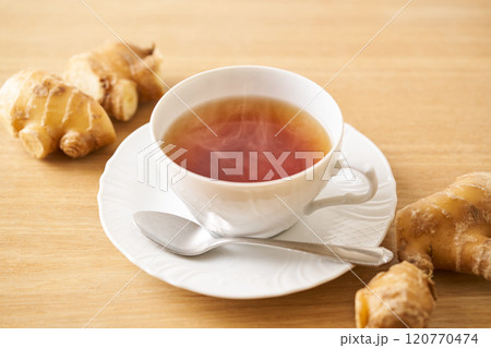 ティーカップに注いだ生姜紅茶 120770474
