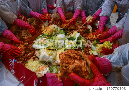 'Kimjang', an early winter event unique to Korea 120770508