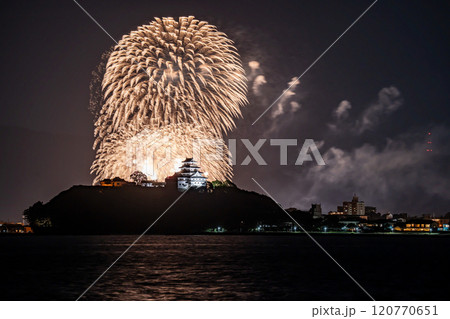 佐賀県唐津市　海から見るライトアップされた秋の唐津城の打ち上げ花火 120770651