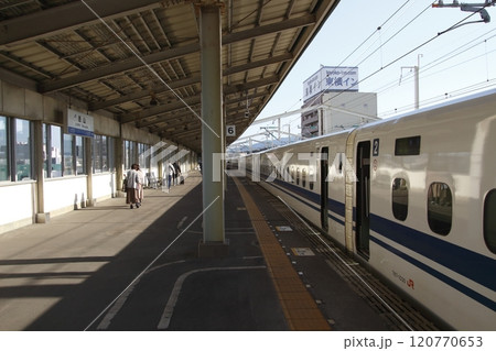 徳山駅に停車中の山陽新幹線N700系のぞみ号 徳山駅に停車中の山陽新幹線N700系のぞみ号 120770653